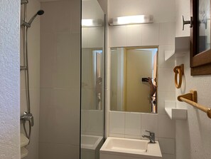 Bathroom - Cozy T2 at Gruissan Beach: Pool, Parking, Terrace for 4, Near Shops (Gruissan)