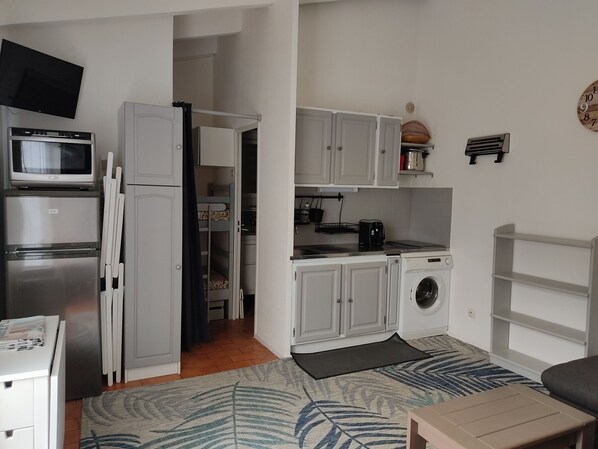 Refrigerador, microondas, placa de cocina, tostadora