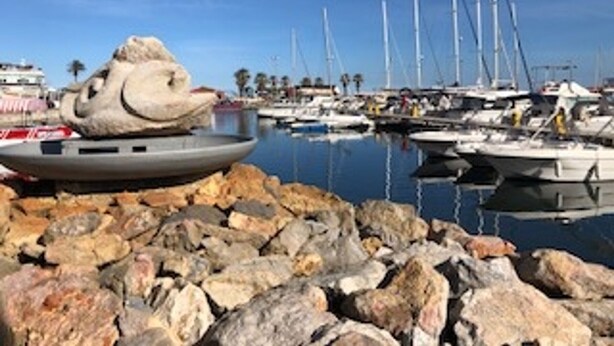 A marina with boats docked, a rocky foreground, and a clear sky. - Charming 3-Room Villa with Mezzanine, Steps from Beach and Port in Saint-Cyprien (Saint-Cyprien)