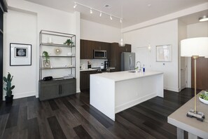 Frigorífico, microondas, horno y placa de cocina