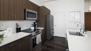 Réfrigérateur, micro-ondes, four, plaque de cuisson