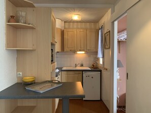 Fridge, microwave, stovetop, coffee/tea maker - Gruissan Grazel - Cozy T2 4/5 Pers, Secure parking, Near beach (Gruissan)