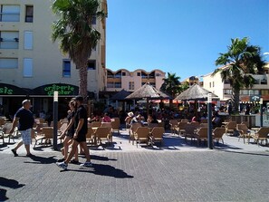 Outdoor dining - Seaside Gem in Gruissan: T3, 6 Pers, Pool, Parking, Shops Nearby (Gruissan)