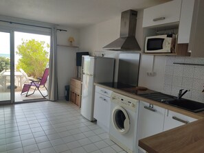 Fridge, microwave, stovetop, coffee/tea maker - Seaside Gem in Gruissan: T3, 6 Pers, Pool, Parking, Shops Nearby (Gruissan)