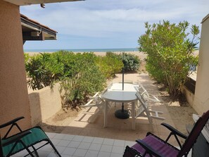 Outdoor dining - Seaside Gem in Gruissan: T3, 6 Pers, Pool, Parking, Shops Nearby (Gruissan)