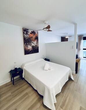 1 slaapkamer, een strijkplank/strijkijzer, wifi, beddengoed