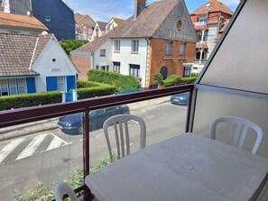 Outdoor dining - Charming Central Apartment Near Beach with Parking, 2 Bedrooms, Fully-Equipped Kitchen (Le Touquet-Paris-Plage)