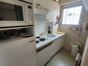 Private kitchen - Charming Central Apartment Near Beach with Parking, 2 Bedrooms, Fully-Equipped Kitchen (Le Touquet-Paris-Plage)