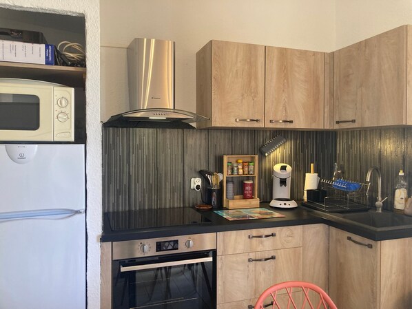 Refrigerador, microondas, horno y parrilla de estufa 