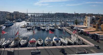 Gruissan: T2 Mezzanine for 6, near beach, private parking