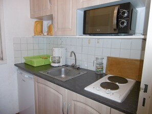 Kühlschrank, Mikrowelle, Herdplatte, Wasserkocher mit Kaffee-/Teezubehör