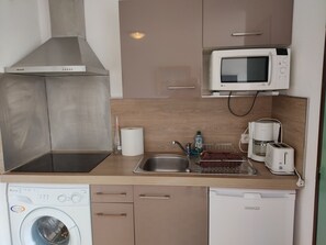 Kühlschrank, Mikrowelle, Herdplatte, Wasserkocher mit Kaffee-/Teezubehör