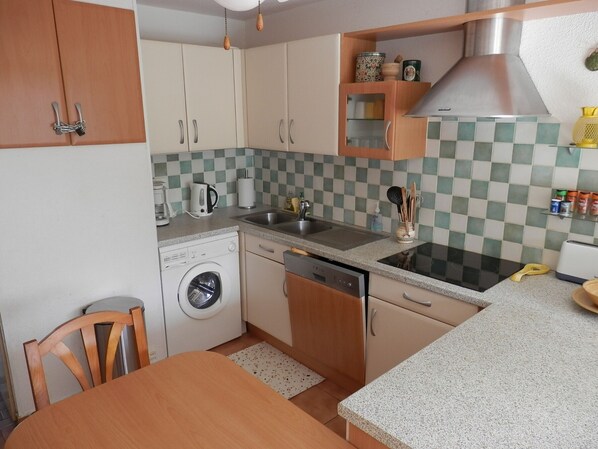 Jääkaappi, mikroaaltouuni, uuni, liesi