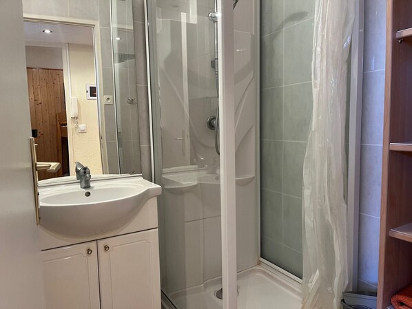 Unclassified image, 1 of 5, button