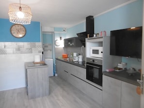 Kahvin-/teenkeitin, jääkaappi, mikroaaltouuni, uuni