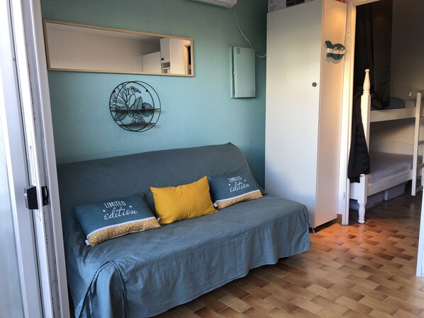 Interior - Seafront Studio with Alcove, Pool & Parking, Direct Beach Access, Sleeps 4 (Saint-Cyprien)