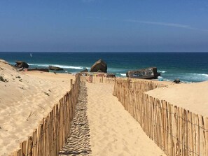 Una spiaggia nelle vicinanze