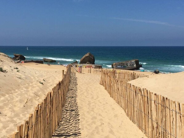 Una spiaggia nelle vicinanze