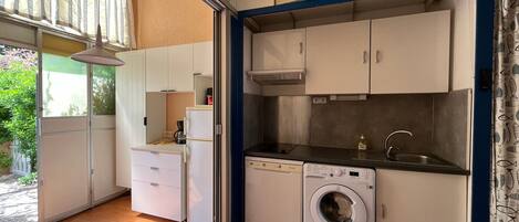 Kühlschrank, Mikrowelle, Herdplatte, Geschirrspüler