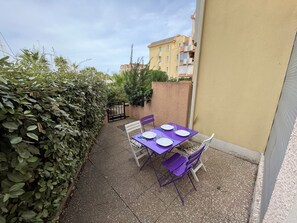 Outdoor dining - Charming 2BR Apartment with Pools, Parking & Near Gruissan Marina (Gruissan)