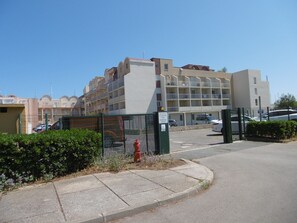 Exterior - Gruissan: T2 Mezzanine 4/6 Pers, Pool, Private Parking, Beach Access (Gruissan)