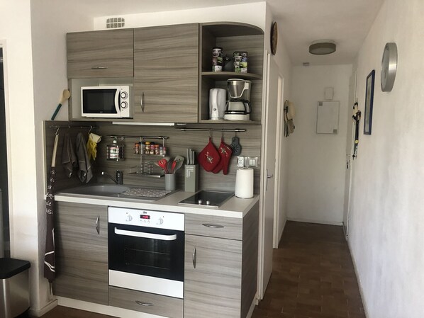 Kjøleskap, mikrobølgeovn, ovn og kokeplater