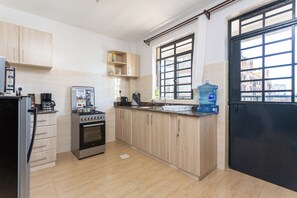 Fridge, microwave, oven, stovetop - 1bedroom near Aga Khan hospital & Gigiri (Nairobi)