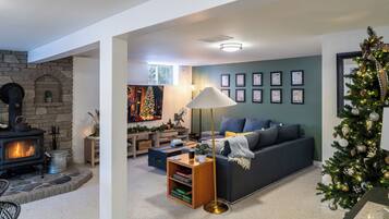 Smart TV, chimenea, videojuegos, reproductor de DVD