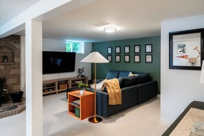 Smart TV, chimenea, videojuegos y reproductor de DVD