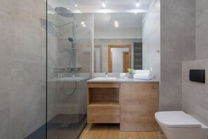 Apartment, 2 Schlafzimmer, Balkon | Badezimmer | Dusche, Regendusche, Haartrockner, Handtücher