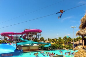 Un parco acquatico con diverse scivoli e una zona piscina.