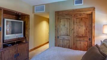 3 عدّة غرف نوم وخدمة الإنترنت وملاءات أسرّة