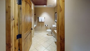 Ducha, secador de pelo, toallas