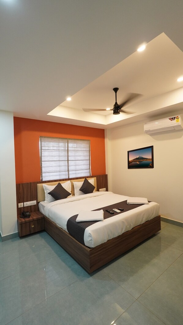 مساحة عمل للكمبيوتر المحمول وتجهيزات عازلة للصوت وواي فاي مجانًا