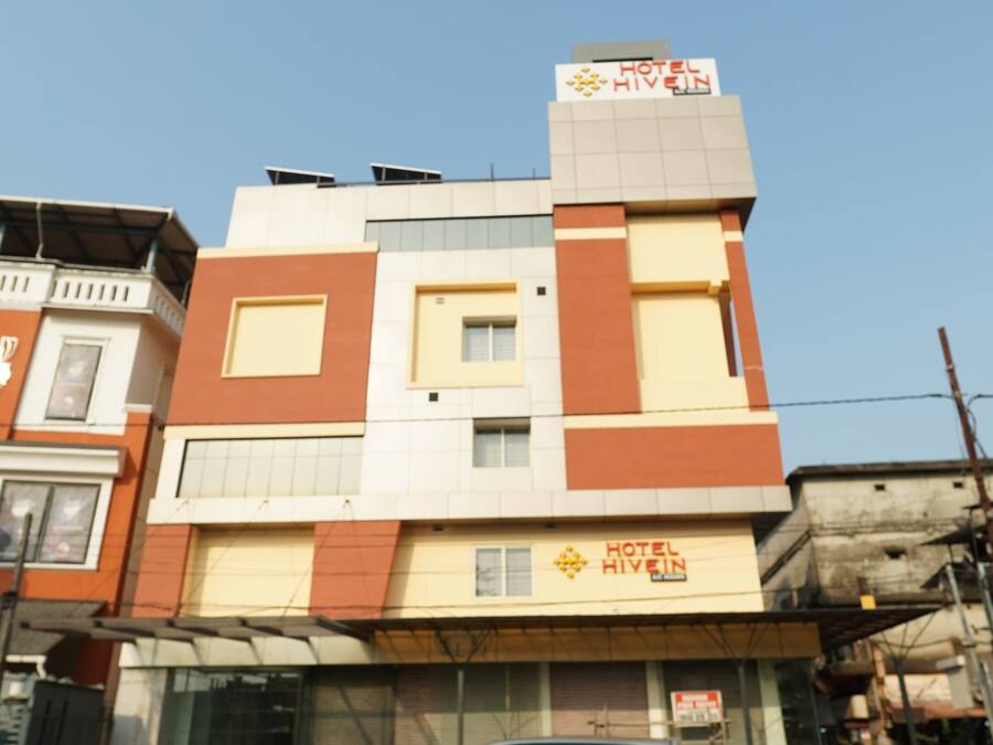 Un edificio de varios pisos con un letrero que dice 'Hotel Hivein'.