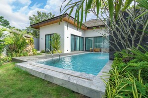 A modern house with a swimming pool, large windows, and a well-maintained garden. - Thai Balinese 3BR Pool Villa Rico Kamala (Kamala)