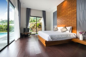 Quarto moderno com uma cama grande, cabeceira de madeira e vista para uma piscina.