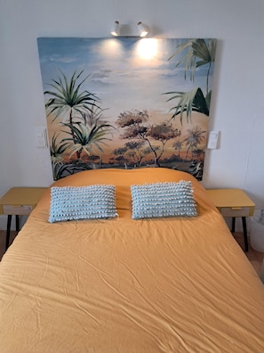Quarto casal básico | Individualmente decorados, espaço de trabalho para notebook