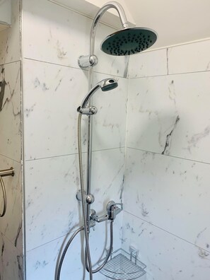 Superior-Dreibettzimmer, Gartenblick | Badezimmer | Dusche, Handtücher, Seife, Shampoo