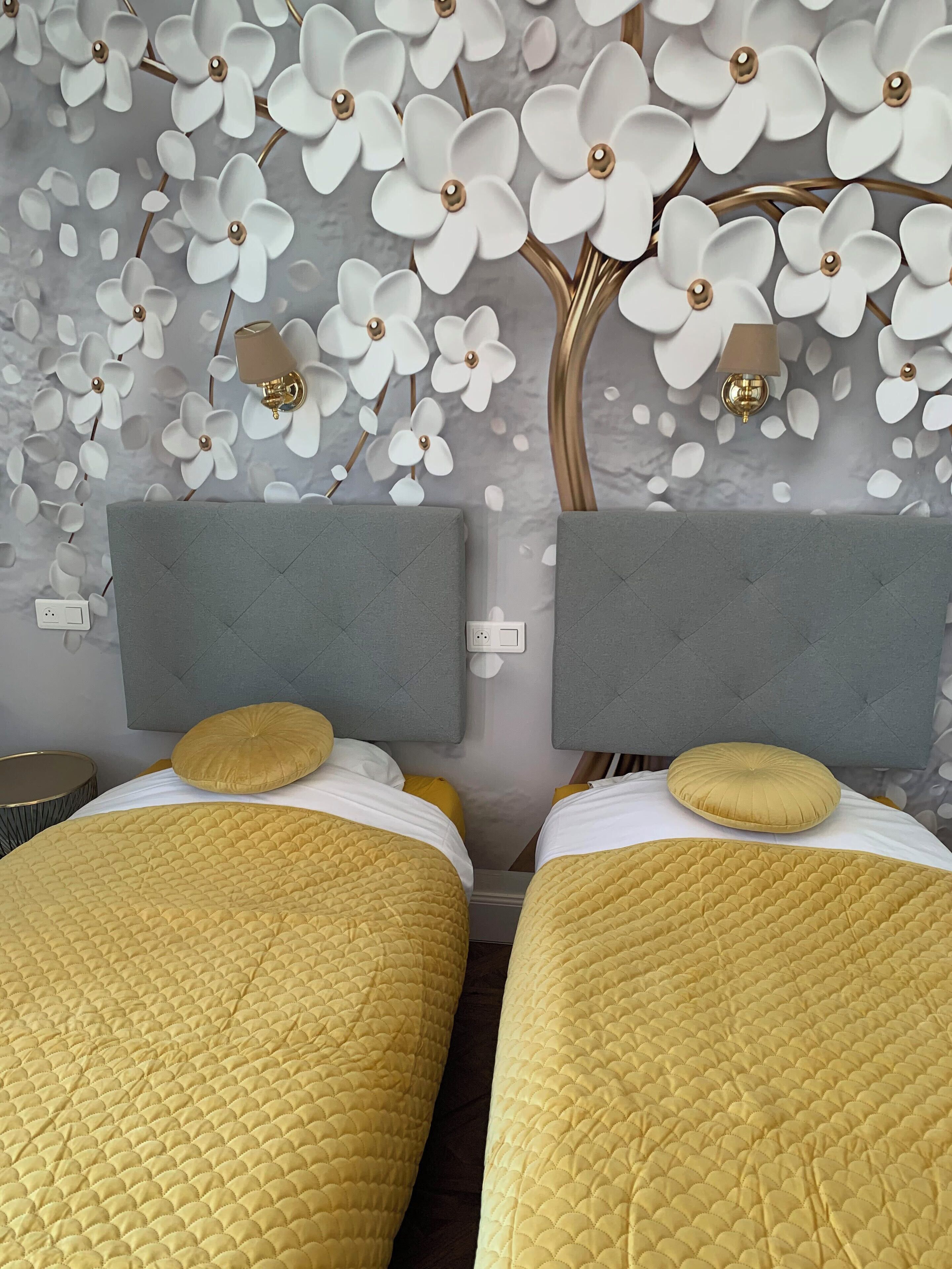 Chambre avec lits jumeaux, vue cour intérieure | Décoration personnalisée, espace de travail pour ordinateur portable