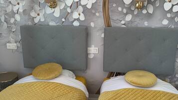 Chambre avec lits jumeaux, vue cour intérieure | Décoration personnalisée, espace de travail pour ordinateur portable