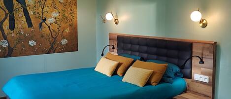 Habitació quàdruple superior, vistes al jardí | Decoració individual i espai de treball apte per a portàtils