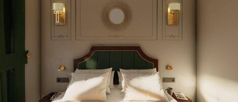 Een net opgemaakt bed met witte lakens en een groen hoofdbord, twee bedlampen, een spiegel aan de muur en een decoratief wandobject.