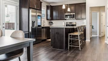 Geladeira, micro-ondas, fogão, cooktop