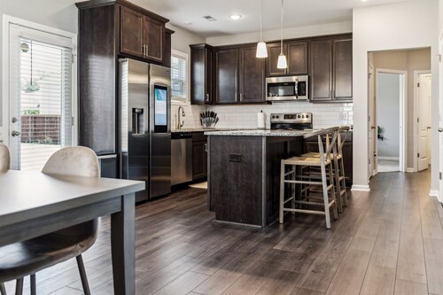 Family-Friendly 4BR Home with BBQ & Free Parking