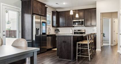 Family-Friendly 4BR Home with BBQ & Free Parking