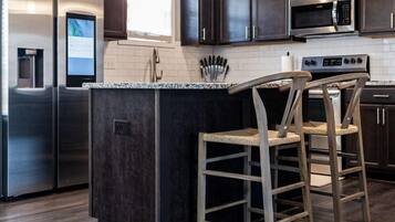 Kylskåp, mikrovågsugn, ugn och spishäll