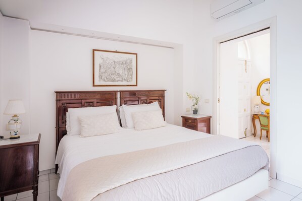 2 bedrooms, iron/ironing board, travel cot, WiFi - Independent apartment in historic center, nestled in Sorrento garden (Sorrento)