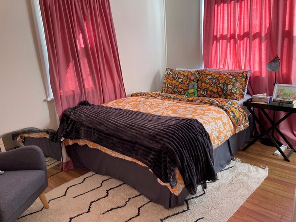 2 slaapkamers, een bureau, een strijkplank/strijkijzer, gratis wifi