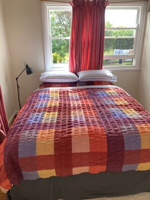 2 slaapkamers, een bureau, een strijkplank/strijkijzer, gratis wifi